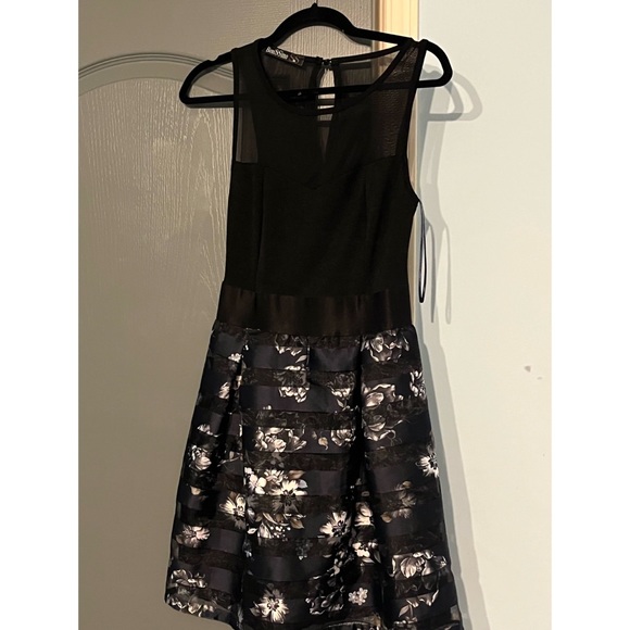 Sweetheart Dress with Flower design - Picture 2 of 4